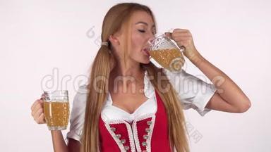 美丽的巴伐利亚女人喝<strong>两杯啤酒</strong>